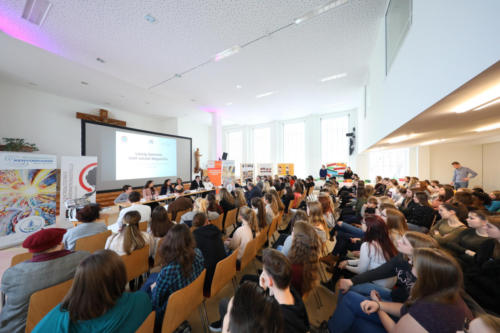 Schülerpressekonferenz: Lässig sammeln statt uncool wegwerfen!